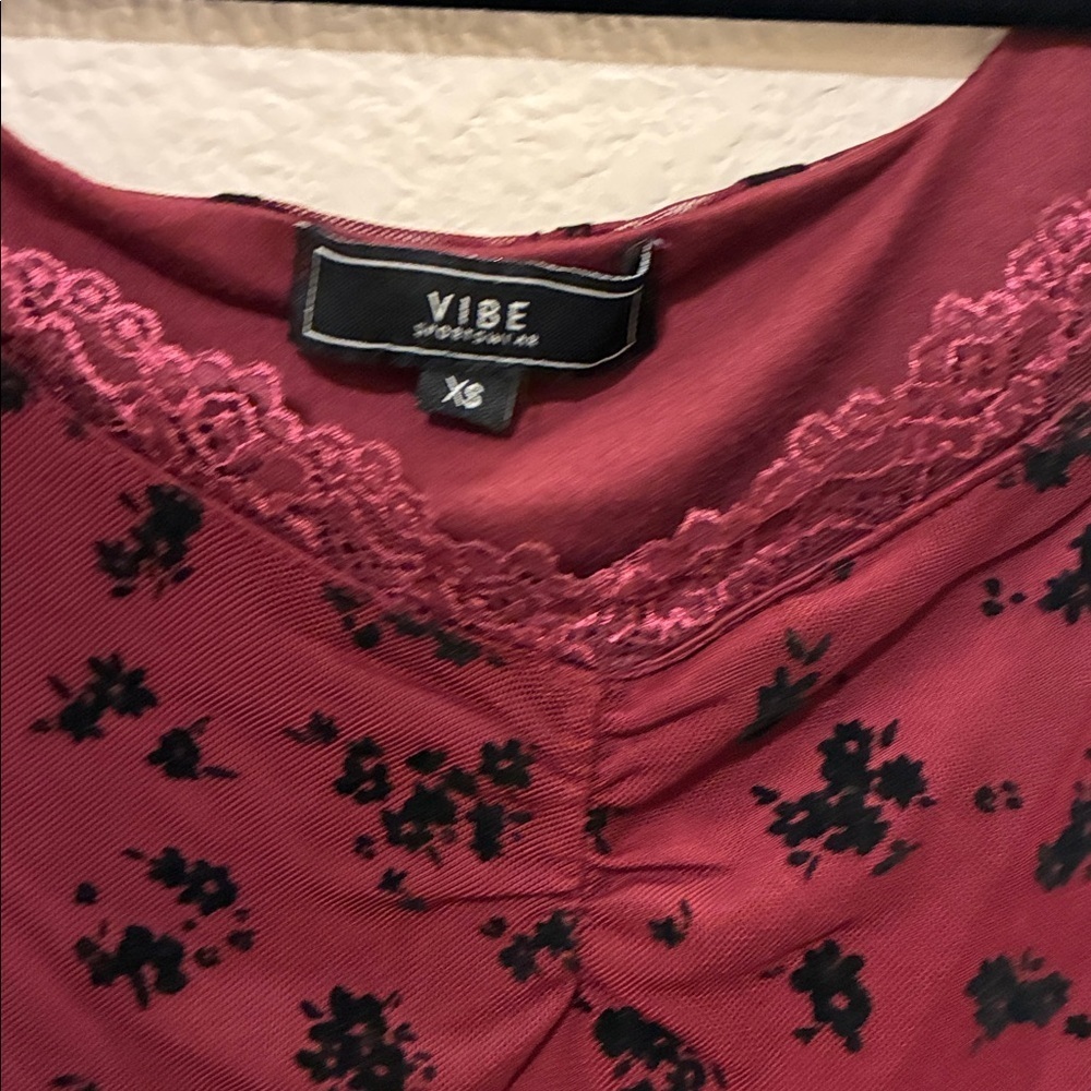 Elegant Burgundy Floral V-Neck Blouse - Picture 3 of 4